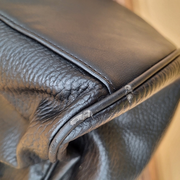 Vera New York Large Black Leather Tote/Handbag with Side Snap & Sig Logo Lining - Picture 9 of 13